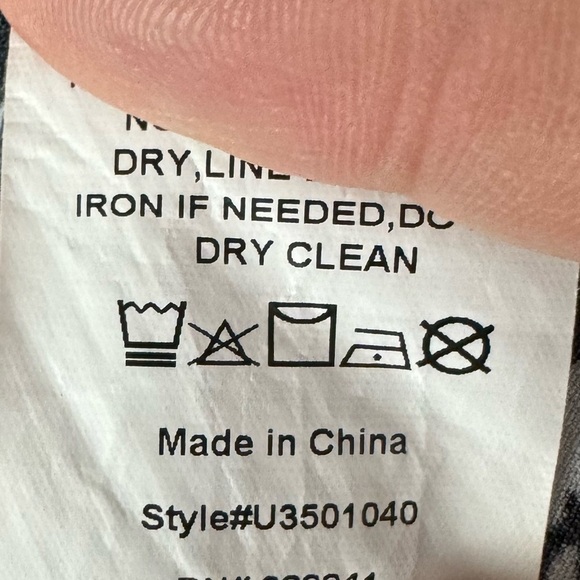 Weekend by Suzanne Betro Black & White Floral Notched Blouse - Picture 4 of 7